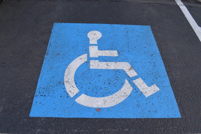 Ilustračný obrázok k článku Ťažko zdravotne postihnutým pomôže pri parkovaní projekt eParkovanie