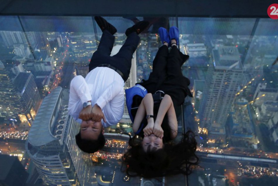 Ilustračný obrázok k článku KURIOZITA DŇA: V Thajsku si vychutnáte pohľad cez sklenenú podlahu mrakodrapu