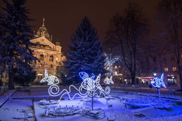 Ilustračný obrázok k článku Košický vianočný stromček vyzdobia reťazou dlhou 2000 metrov a 13-tisícami svetiel