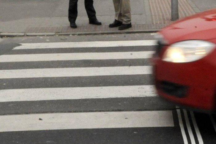 Ilustračný obrázok k článku Zrážka vozidla s chodcami v Rožňave: Mladíci (16) a (17) utrpeli zranenia