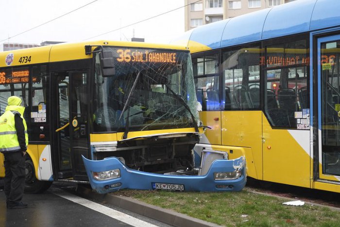 Ilustračný obrázok k článku FOTO: Na Triede SNP sa zrazili autobus a električka MHD