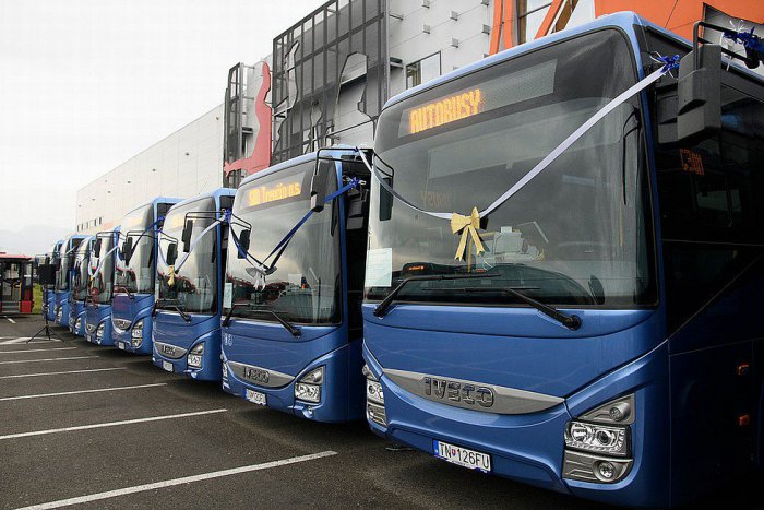Ilustračný obrázok k článku Pozrite ten komfort: V Trenčianskom kraji začne jazdiť 25 nových autobusov, FOTO