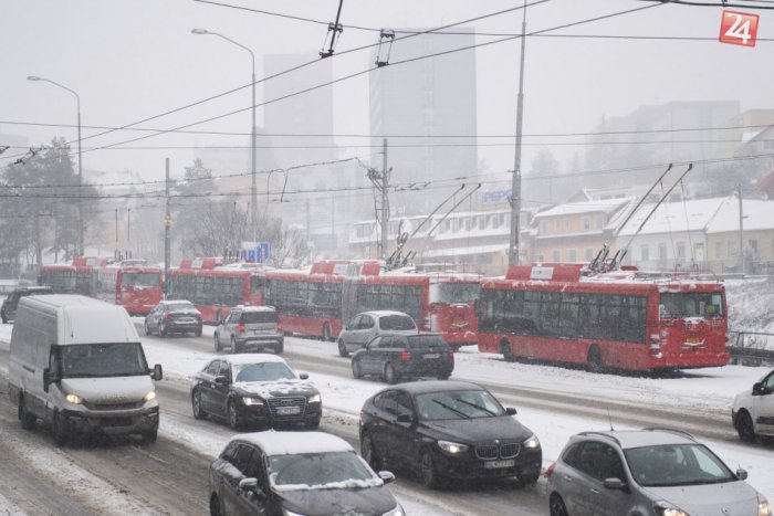 Ilustračný obrázok k článku Sneh zabrzdil dopravu: Prímestské autobusy v smere zo Senca a Šamorína meškali vyše 90 minút