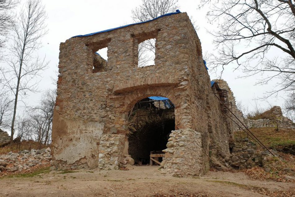 Ilustračný obrázok k článku FOTO: Práce na obnove Muránskeho hradu pokročili. Zapojili sa deviati nezamestnaní