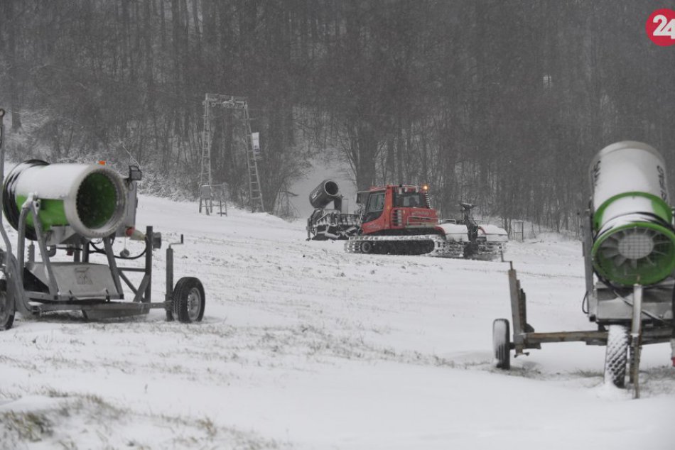 Ilustračný obrázok k článku FOTO: V lyžiarskom stredisku Jahodná začali so zasnežovaním