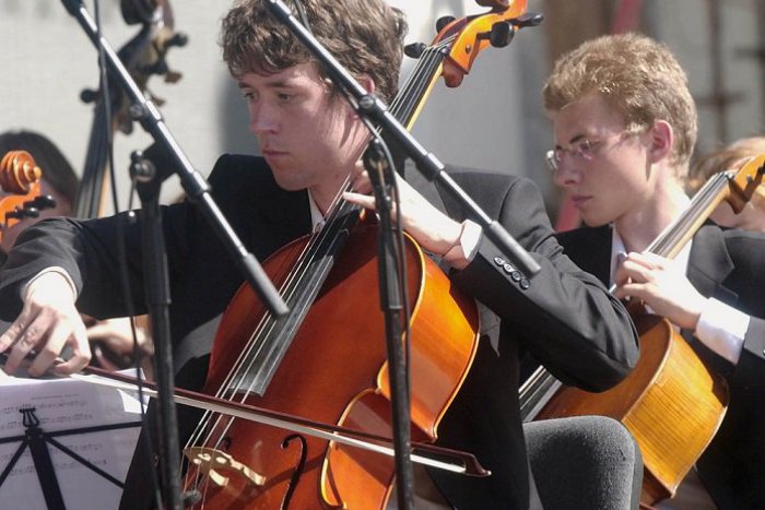 Ilustračný obrázok k článku V meste naraz zahrá 25 slovenských violončelistov: Do Trnavy zavíta známy festival