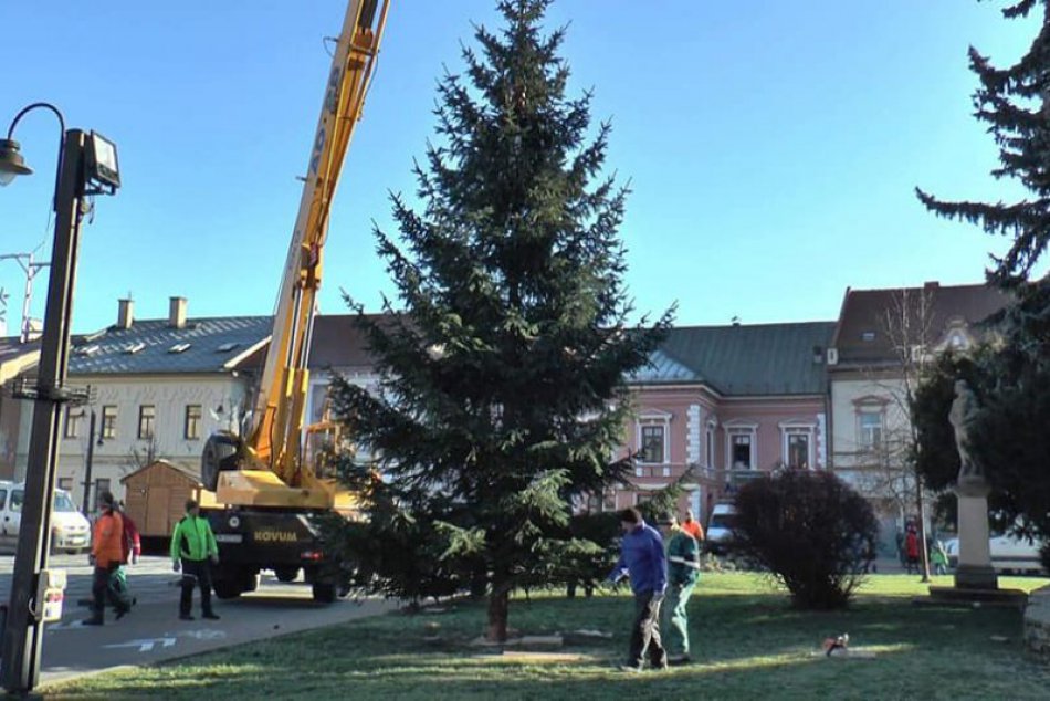 Ilustračný obrázok k článku Mikulášske centrum už zdobí vianočný stromček: Pozrite si FOTO z jeho inštalácie