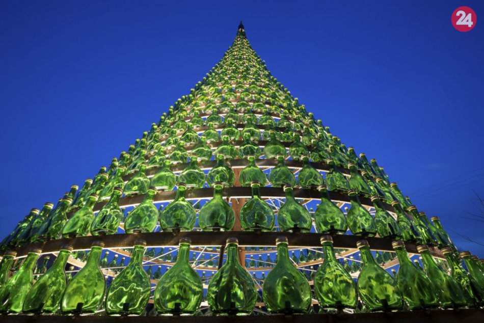 Ilustračný obrázok k článku KURIOZITA DŇA: Sviatky milovníkov kráľovského moku, v Nemecku majú stromček z vínových fliaš