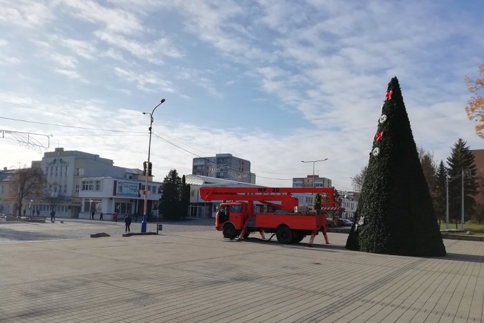Ilustračný obrázok k článku Ďalší znak, že Vianoce sa blížia: Na humenskom námestí už stojí vianočný stromček