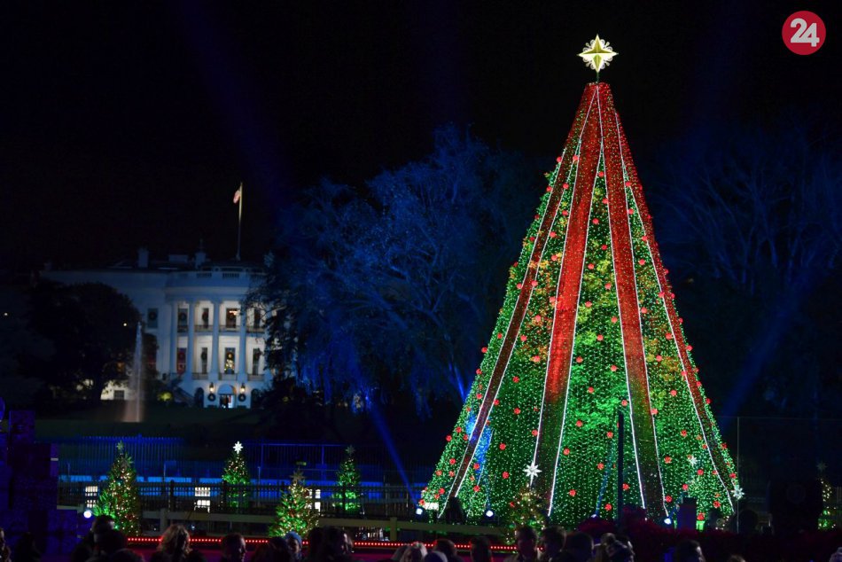 Ilustračný obrázok k článku FOTO: Trumpovci rozsvietili pri Bielom dome národný vianočný stromček