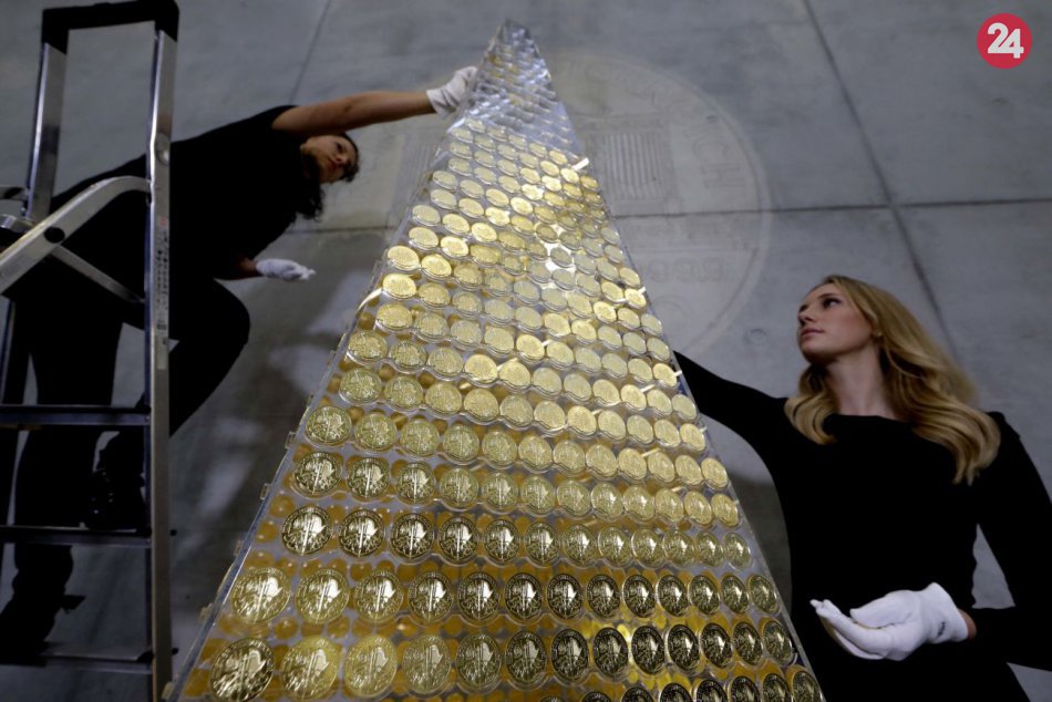 Ilustračný obrázok k článku KURIOZITA DŇA: Vianočný stromček postavili zo zlatých mincí v hodnote 2,3 milióna eur
