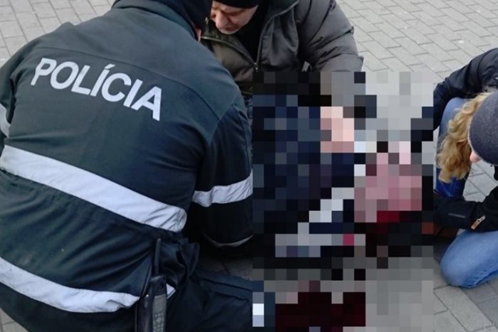 Ilustračný obrázok k článku Rýchly zásah polície v Trnave: Krvácajúcemu mužovi v bezvedomí poskytli prvú pomoc