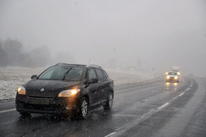Ilustračný obrázok k článku Dopravu v Bratislavskom kraji komplikuje husté sneženie. Ako vyzerajú cesty?