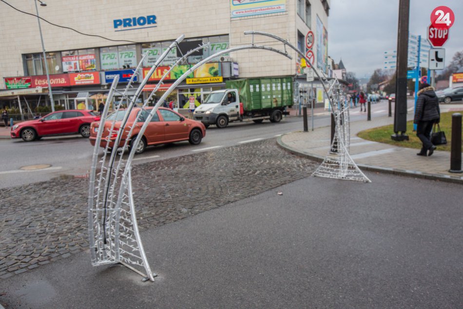 Ilustračný obrázok k článku V Mikuláši pribudla nová vianočná výzdoba: Centrum mesta má skrášliť vstupná brána, FOTO
