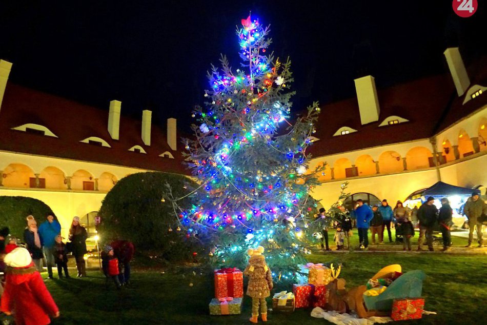 Ilustračný obrázok k článku Adventná nálada a rozsvietenie stromčeka: Topoľčianky a ich vianočné trhy, FOTO