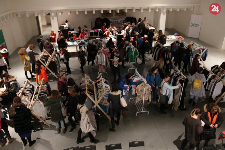 Ilustračný obrázok k článku Zimný swap navštívili stovky Žilinčanov: Vymenili si takmer tristo kíl oblečenia, FOTO