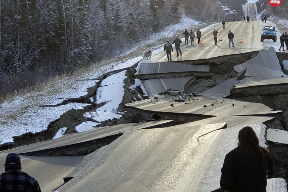 Ilustračný obrázok k článku Zemetrasenie na Aljaške zničilo cestu: Polícia varuje pred nebezpečnými selfie