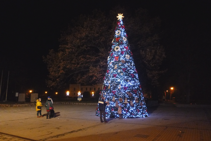 Ilustračný obrázok k článku Dominanta vianočnej výzdoby: Stromček na humenskom námestí je už rozsvietený, FOTO