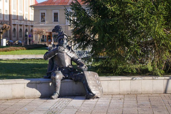 Ilustračný obrázok k článku FOTO: Symbolom breznianskeho námestia je socha legendárneho rytiera