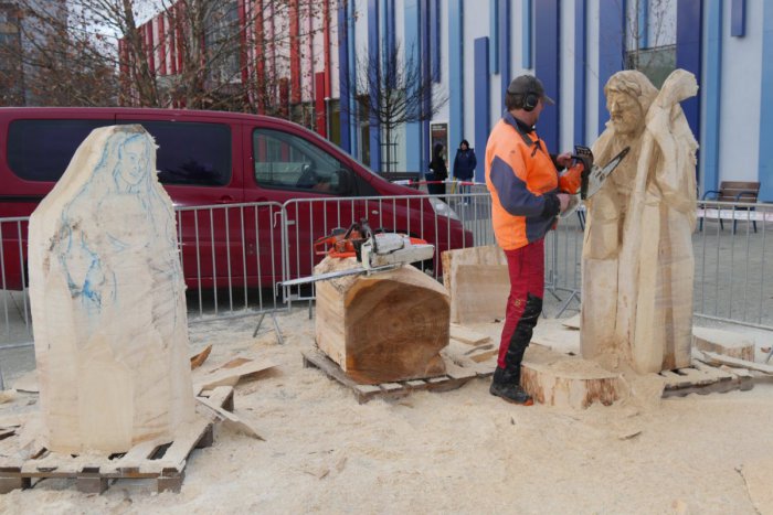 Ilustračný obrázok k článku Horehrončan vie oživiť drevo: Jeho dielo doslova vdýchne život do vianočnej atmosféry Lučenca