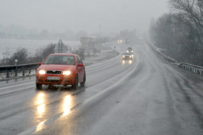Ilustračný obrázok k článku SHMÚ i cestári upozorňujú na výskyt hmiel znižujúcich viditeľnosť na cestách