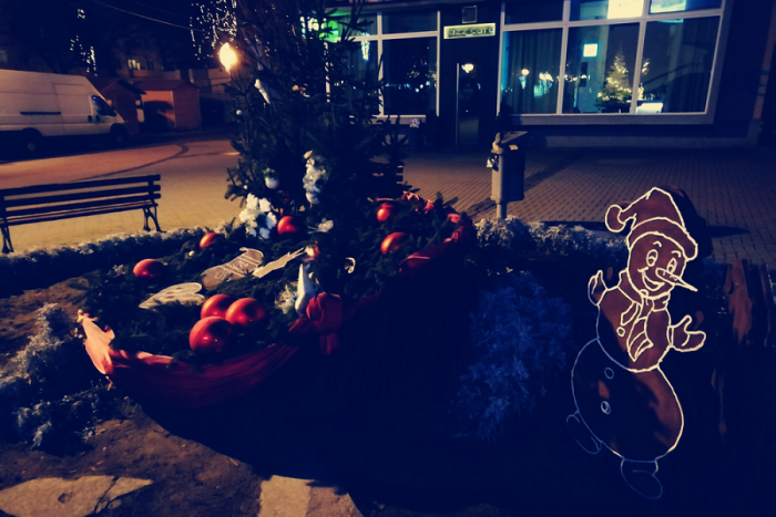 Ilustračný obrázok k článku FOTO: Humenské námestie žije sviatkami. Vianočná výzdoba v plnej paráde!
