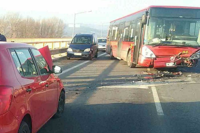 Ilustračný obrázok k článku FOTO priamo z miesta: Vážna nehoda na novom moste v Trenčíne