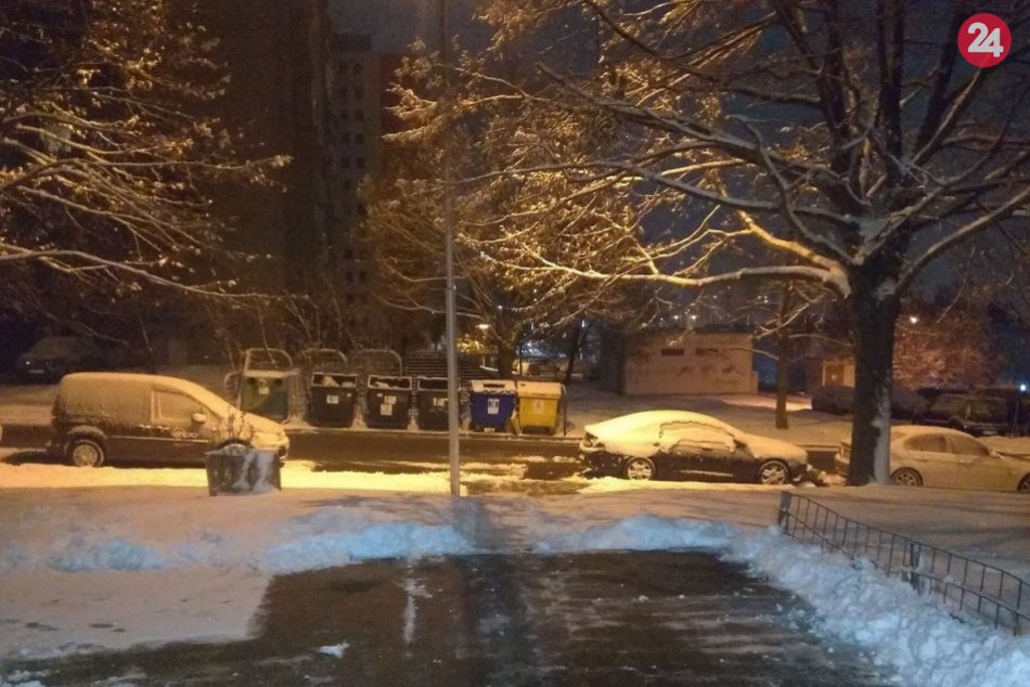 Ilustračný obrázok k článku Víkendové sneženie  v Nitre: Mesto nasadilo väčšinu mechanizmov, FOTO