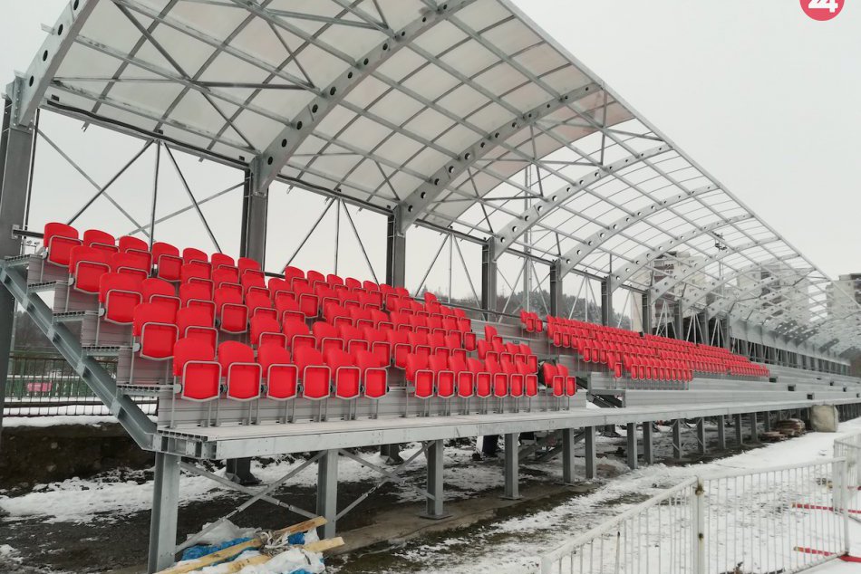 Ilustračný obrázok k článku FOTO: Na vynovenom štadióne v Okoličnom osadili prvé sedačky