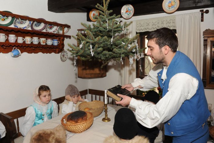 Ilustračný obrázok k článku Vianoce predkov na Horehroní: Na vešiaku nesmelo byť oblečenie, nohy stola opásali reťazou