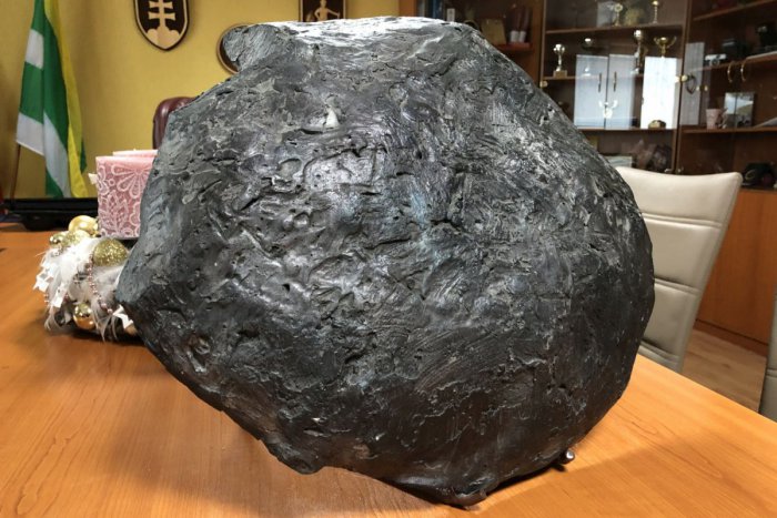 Ilustračný obrázok k článku Lenartov preslávil meteorit: Vzorku z neho študujú najväčšie univerzity sveta