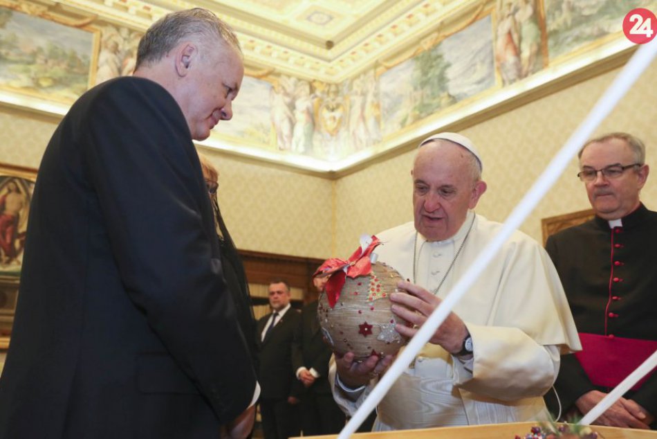 Ilustračný obrázok k článku SVET O SLOVENSKU: Vianočné gule pre pápeža a dar pre Bezáka