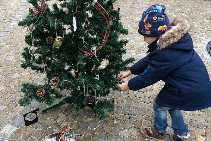 Ilustračný obrázok k článku Nezvyčajná akcia v centre Trenčína: Sledujte ozdoby na tomto stromčeku! FOTO