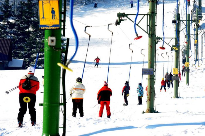 Ilustračný obrázok k článku Na svahoch neďaleko ŽILINY začína lyžovačka: Prinášame aktuálne CENNÍKY skipasov