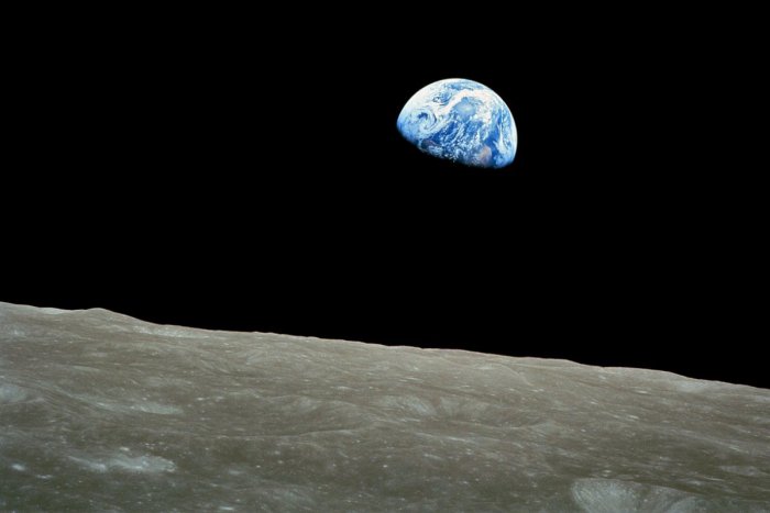 Ilustračný obrázok k článku Vianoce 1968: Človek prvý raz uvidel a odfotil Zem nad povrchom Mesiaca