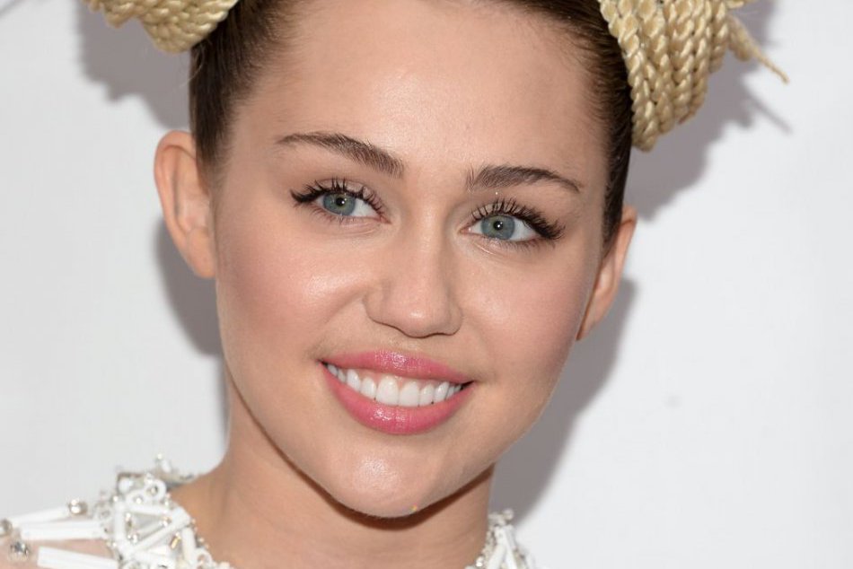 Ilustračný obrázok k článku Miley Cyrus sa vydala za herca Hemswortha: Potvrdila sobáš