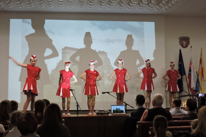 Ilustračný obrázok k článku Šalianski zuškári si uctili Suchoňa: Predviedli sa všetky umelecké odbory, FOTO