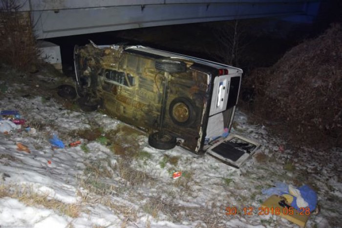 Ilustračný obrázok k článku FOTO z nehody pri Čoltove: Auto skončilo v koryte rieky!