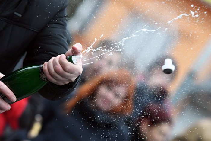 Ilustračný obrázok k článku Počas Silvestra volajú ľudia na linku 155 najčastejšie pre alkohol a pyrotechniku