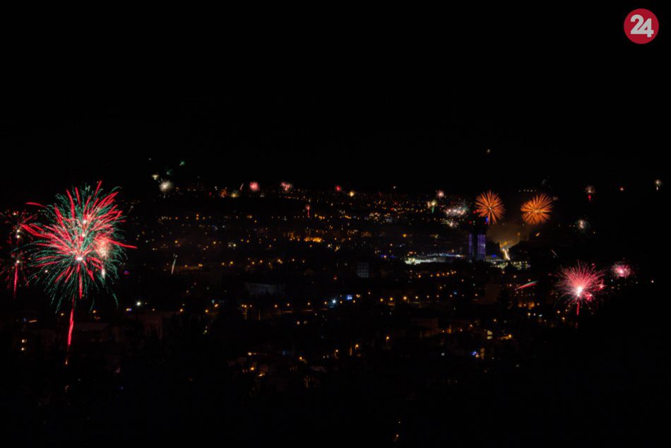 Ilustračný obrázok k článku FOTO: Nebo nad Bystricou rozžiarili ohňostroje: Krásna hra farieb zachytená z výšky
