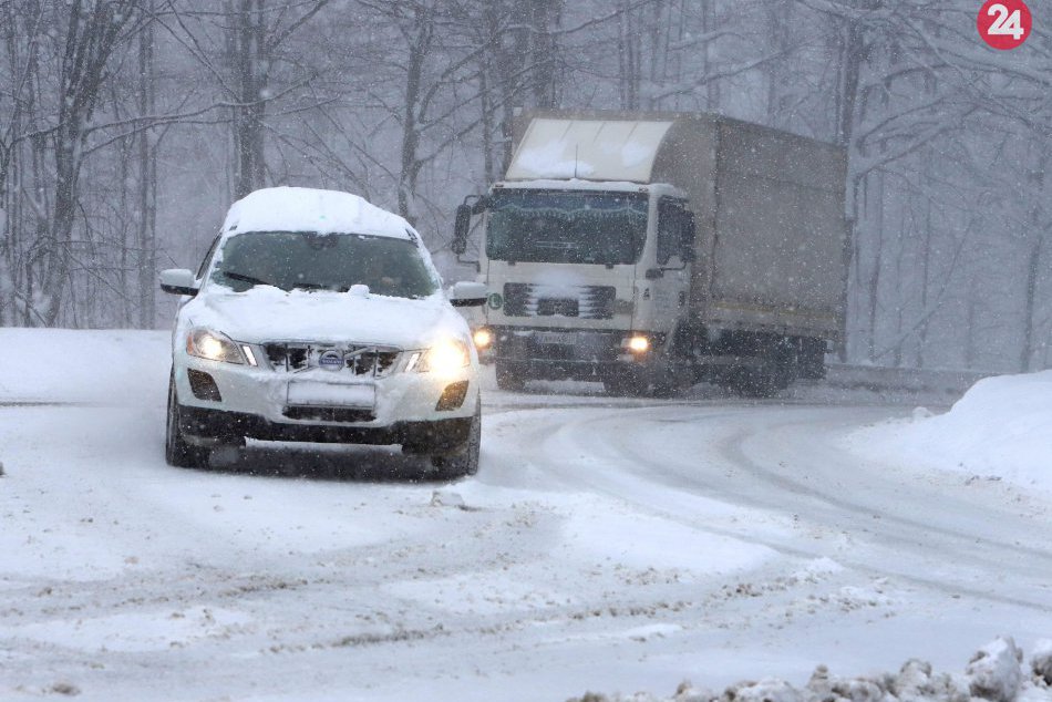 Ilustračný obrázok k článku Dôležité rady vodičom: V zime radšej tankujte plnú nádrž, nezanedbajte výbavu