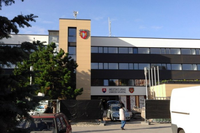 Ilustračný obrázok k článku Šalianska radnica prenajme priestory: Prídu vhod na obchod alebo kanceláriu