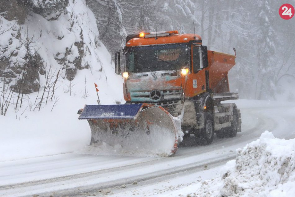 Ilustračný obrázok k článku Vodiči, rátajte s obmedzením: Husté sneženie robí problémy na Donovaloch