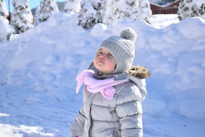 Ilustračný obrázok k článku V zime obmedzte pobyt detí na mraze: Pri obliekaní je podstatné vrstvenie