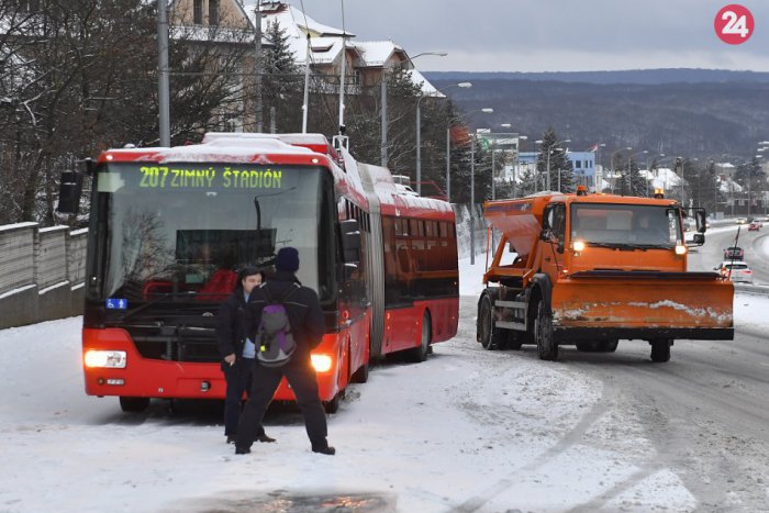 Ilustračný obrázok k článku Sneh skomplikoval dopravu v Bratislave, viaceré spoje nepremávajú. Na Kolibu autom nejazdite!