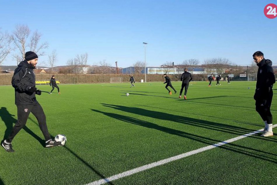 Ilustračný obrázok k článku Spartak Trnava v Hlohovci: Futbalisti zahájili sezónu na umelej tráve, FOTO