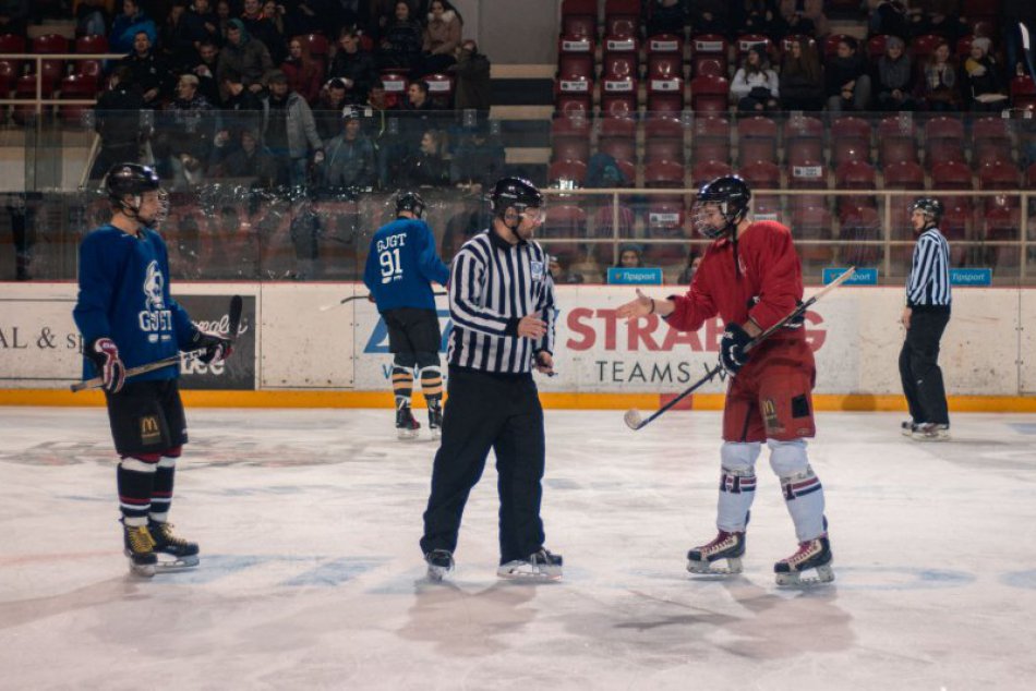 Ilustračný obrázok k článku Veľké hokejové derby predo dvermi: Rivali z bystrických gymnázií opäť skrížia hokejky