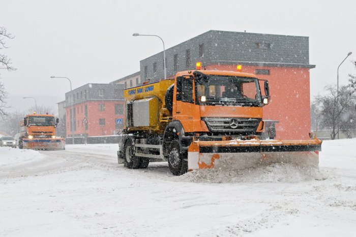 Ilustračný obrázok k článku Zima sa blíži: Nitra má na údržbu 800 ton posypového materiálu a 12 kusov techniky