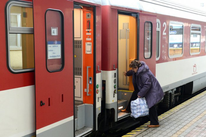 Ilustračný obrázok k článku Nápor cestujúcich počas Dušičiek: Posilové vlaky vyrazia z Bystrice aj Zvolena