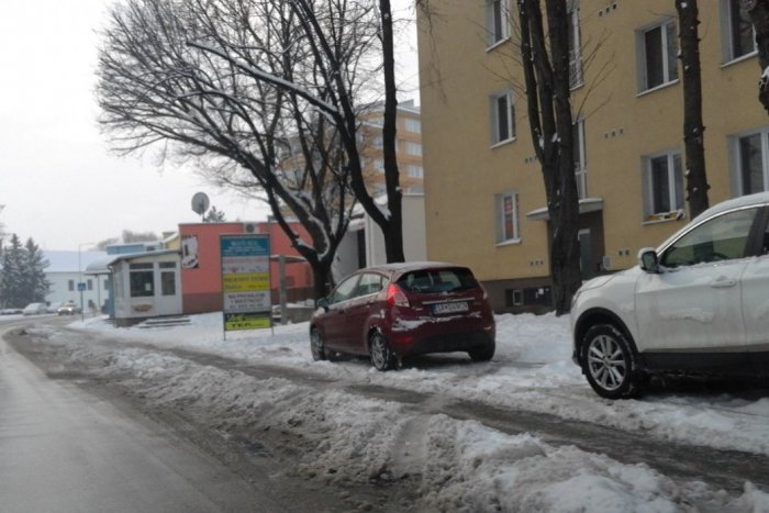 Ilustračný obrázok k článku Perinbaba spôsobila vrásky: Do ulíc vyšli všetky cestárske vozidlá, FOTO